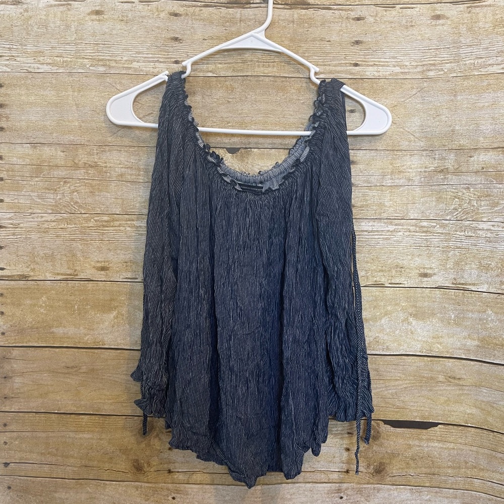 American Eagle cold shoulder shirt 🛍